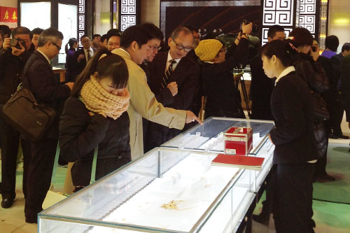观众在华昌珠宝展柜前观赏华昌珠宝最新产品.jpg