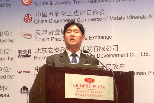 中国珠宝玉石首饰行业协会会长徐德明先生为年会致开幕词.jpg