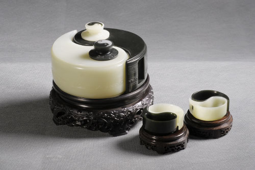 太极壶-青玉-白玉-(天工奖-优秀作品).jpg