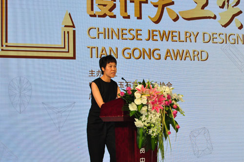 职业设计师代表情有独钟工作室设计总监胡文元讲话