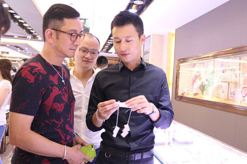 6、看产品.jpg
