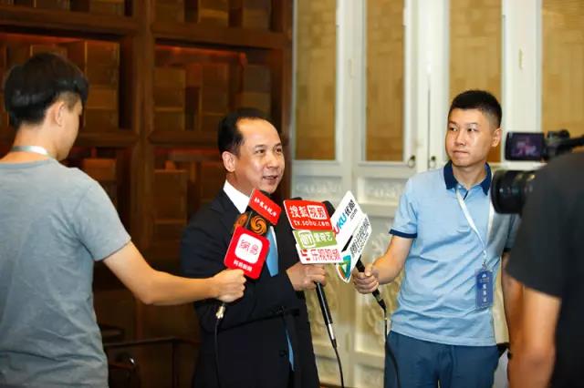 萃华珠宝董事长郭英杰接受记者采访