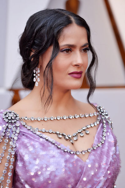 萨尔玛__海耶克(Salma-Hayek)佩戴了海瑞温斯顿(Harry-Winston)铂金镶钻耳坠,当天佩戴的铂金首饰总价值超过420万美元.jpg