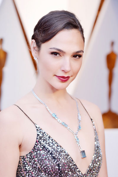 “神奇女侠”盖尔__加朵(Gal-Gadot)佩戴了蒂芙尼铂金镶海蓝宝石、钻石项链及铂金镶钻耳钉.jpg