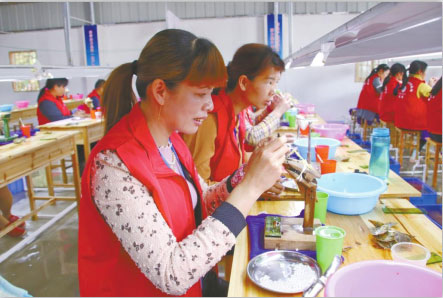 珠女专注插核.jpg