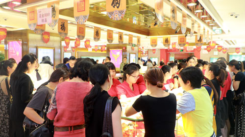 ”天赐鸿福“产品柜前、人山人海。.jpg