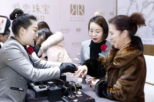 员工对此颇为自信:"当你走进任一家爱恋门店,你都会为爱恋珠宝工作