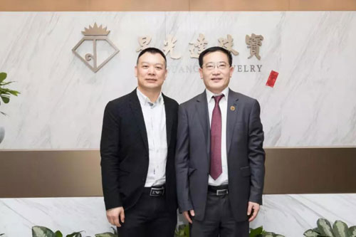 协会副会长兼秘书长毕立君(右)与星光达珠宝董事长林畅伟(左)合影留念