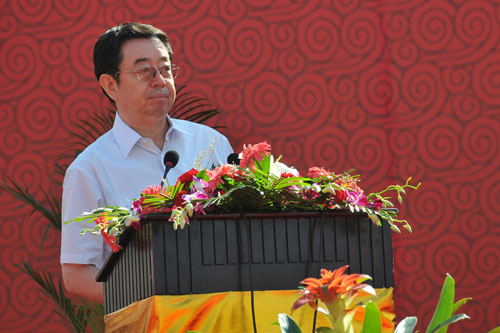 李武章副市长宣读耿彦波市长的书面致辞