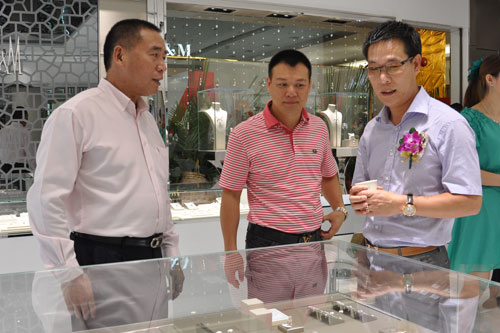 林董在向深圳黄金首饰行业协会会长杨绍武,星光达董事长林畅伟介绍