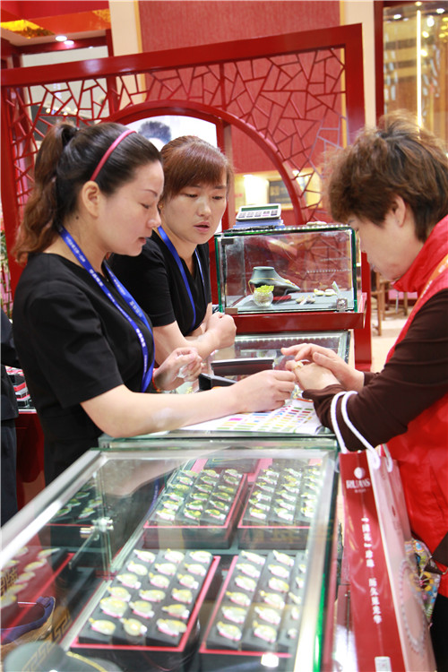 顾客正在试戴新品.jpg