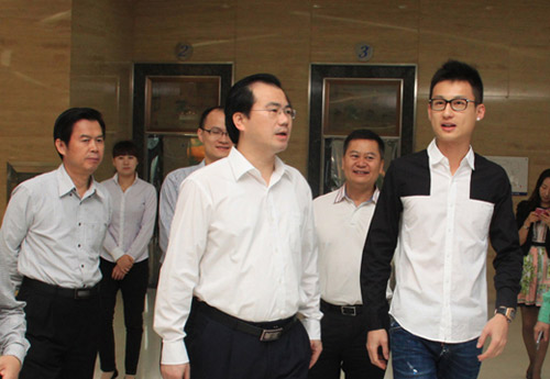 宝亨达集团总裁薛焜(右)向龙岗区委常委,宣传部长彭建安(左)介绍宝福