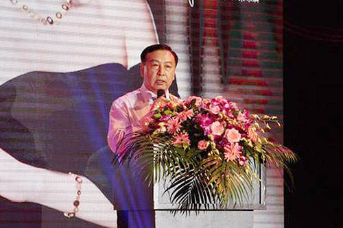 金大福珠宝董事长姚润雄致辞表示,在过去18年,金大福始终坚持诚信经营