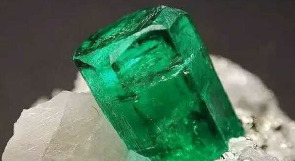 祖母绿矿物标本祖母绿矿物标本祖母绿矿物标本2013年,文山州政府己将