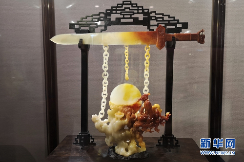 特别金奖获奖作品,寿山芙蓉石雕刻作品《卧薪尝胆》.新华网刘丰摄