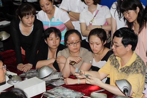 胡楚雁博士(前排右一)为学员们现场讲解翡翠知识